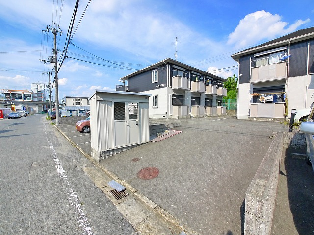 ジュネス平城山のその他共用部分|落ち着いたエントランスです