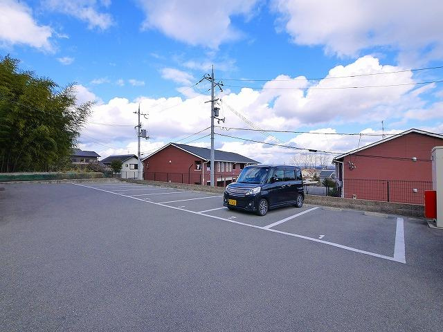 サンフィットヒルズCの駐車場|車をお持ちの方に嬉しい駐車場付きの物件です