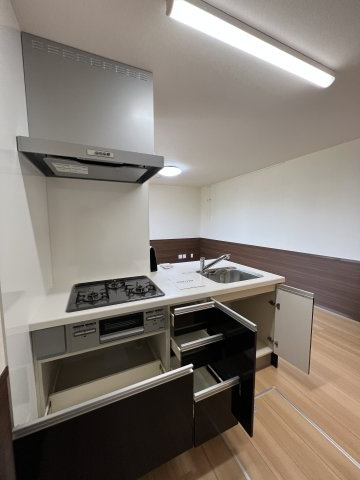 トレモンテのキッチン|三口コンロ＆グリル付きのシステムキッチン