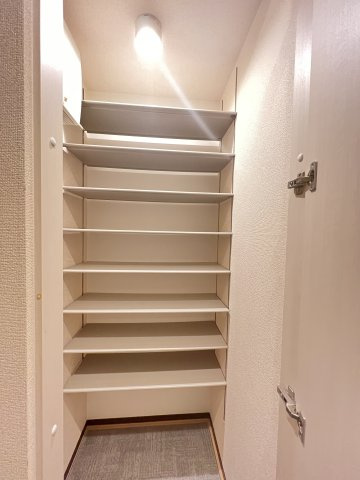 トレモンテの玄関|ミラー付シューズクローク