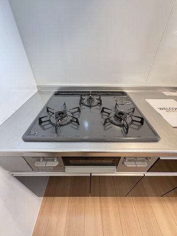 トレモンテのキッチン|３口コンロ付きシステムキッチン