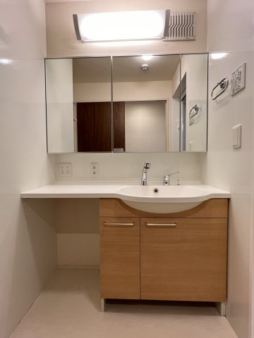 トレモンテの独立洗面台|三面ミラー付き洗髪洗面化粧台