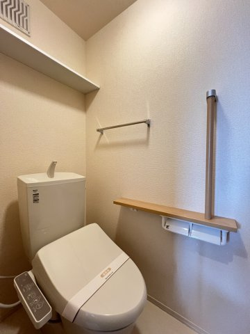 トレモンテのトイレ|収納棚、温水洗浄便座付き