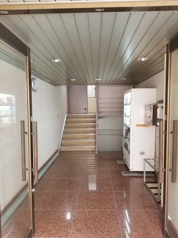 安永ビルのエントランス