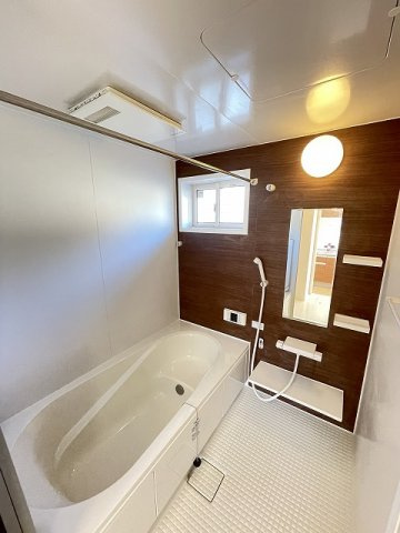 【浴室】 | プランタン | 追い焚き機能・浴室暖房乾燥機付きバスルーム♪雨の日のお洗濯にも便利な物干しバー完備です！窓があるので湿気対策OK！