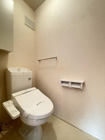 【トイレ】 | プランタン | トイレは温水洗浄便座付き♪人気のバストイレ別です♪小物を置ける便利な棚やタオルハンガーも付いています！