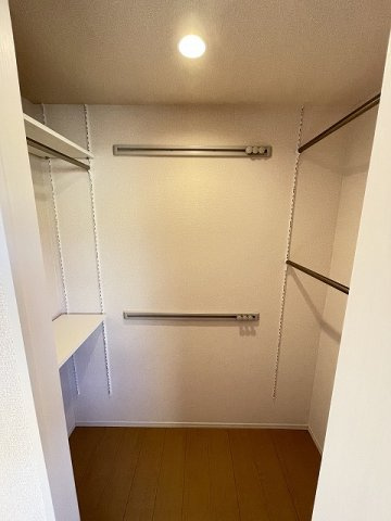 【収納】 | プランタン | 洋室6帖のお部屋にあるワンステップクローゼットです！収納したい物のサイズに合わせて棚板などを自由に動かせます☆