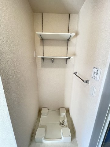 【設備】 | プランタン | 洗面所にある室内洗濯機置き場です♪防水パンが付いているので万が一の漏水にも安心です！上部には便利な収納棚付き☆