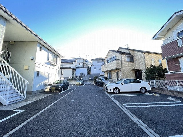 【駐車場】 | プランタン | いつでも目の届く敷地内に駐車場があります♪お車をお持ちのファミリーさんにもおすすめです☆