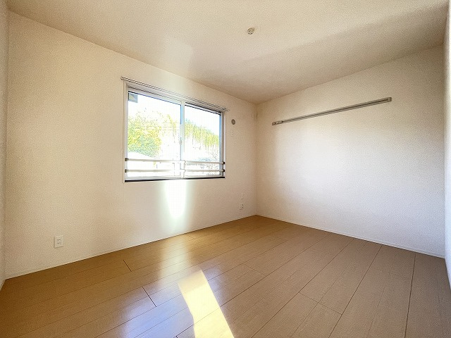 【寝室】 | プランタン | 洋室6帖☆階段を上がって右側にあるお部屋です！壁にはピクチャーレールがあり、絵や写真が飾れます☆ハンガー掛けとしても便利！