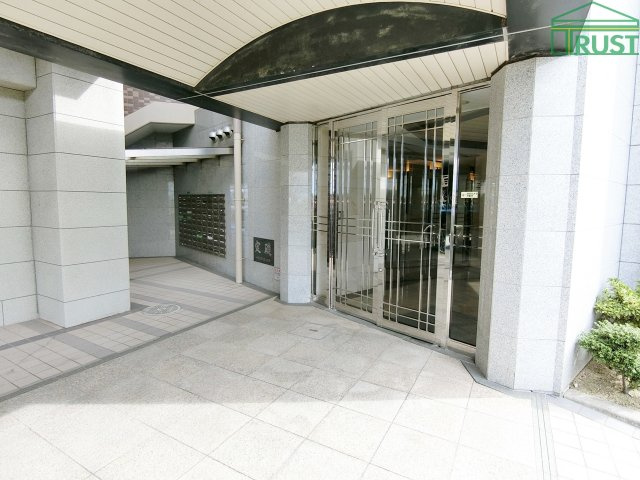 プレステージ明石大久保Ⅴのエントランス|接結感あるエントランスです