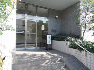 【エントランス】 | 東急東横線「日吉」駅バス10分「さくらが丘」停歩4分。