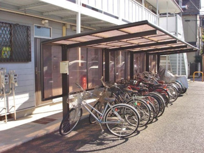 【その他共用部分】 | エーデルハイムC | 屋根付きの駐輪場で雨が降っても大切な自転車が濡れなくてすみますね♪駅まで自転車もおすすめです！