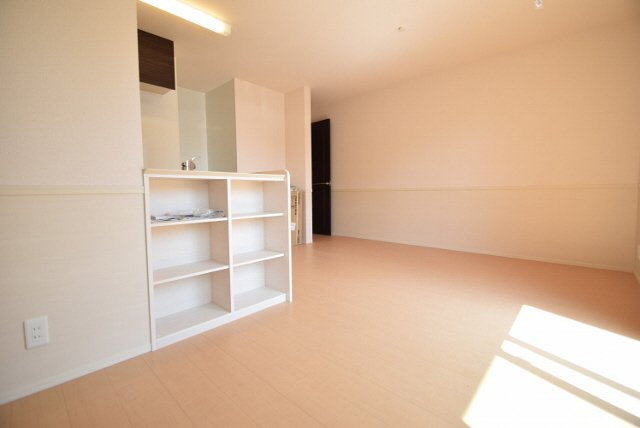 ディエゴ西船の居間・リビング|キッチン後ろにも便利な棚付