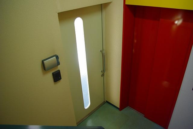 奈良市商店街振興会ビルのエントランス