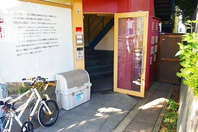 奈良市商店街振興会ビルのエントランス