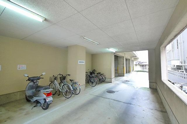 矢埜ハイツのその他共用部分|屋根付きで安心の駐輪場です