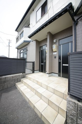 メイプルタウン小林のエントランス
