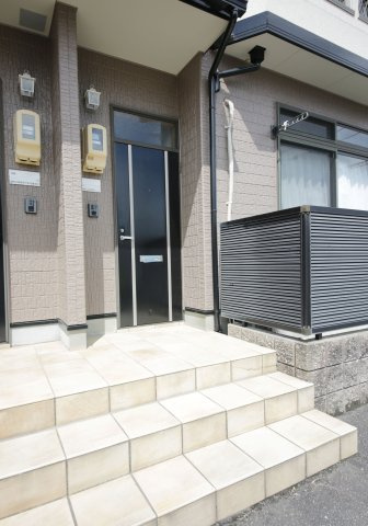 メイプルタウン小林の玄関