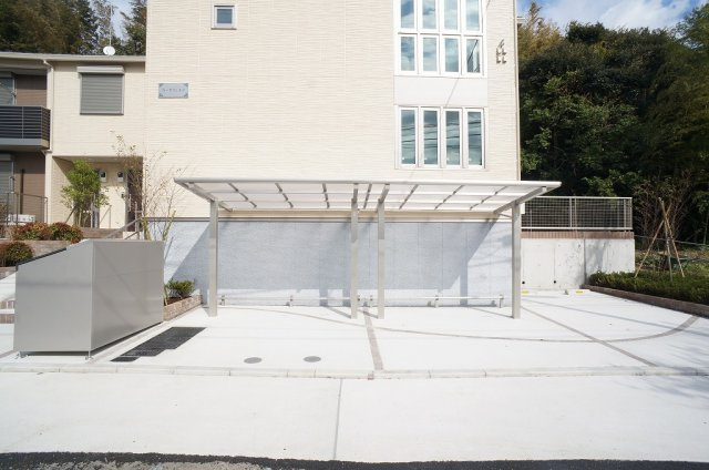 【その他共用部分】 | カーサヴェルデ【SHM】 | 屋根付きの駐輪場で雨が降っても大切な自転車が濡れなくてすみますね♪駅から自転車もおすすめです！