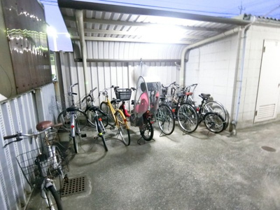 【その他共用部分】 | 第1たちばなビル | 屋根付きの駐輪場で雨が降っても大切な自転車が濡れなくてすみますね♪駅まで自転車もおすすめです！