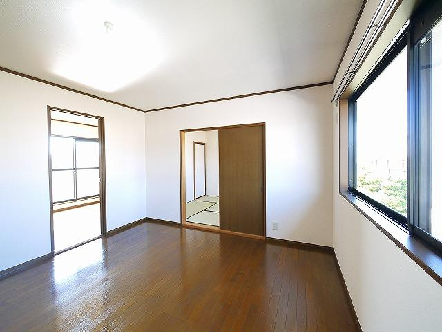 ルミエール二階堂の居間・リビング|明るい居間です