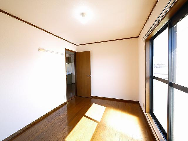 ルミエール二階堂の寝室|広くて明るい寝室