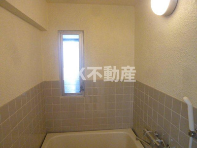 【浴室】 | サーティ西尾（八戸ノ里賃貸） | お風呂に窓があります