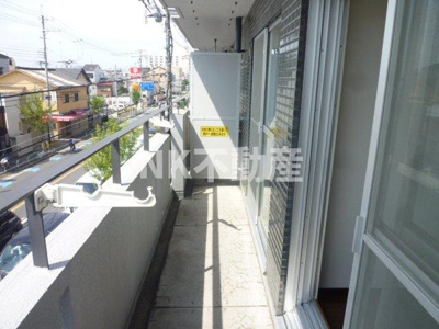 【バルコニー】 | サーティ西尾（八戸ノ里賃貸） | 広々としたバルコニーです