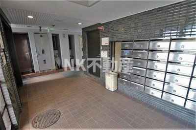 【エントランス】 | サーティ西尾（八戸ノ里賃貸） | 落ち着いたエントランスです