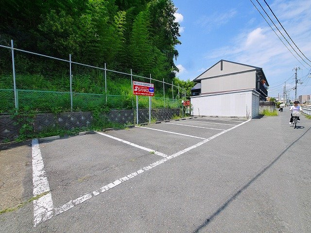 リヴィエール富雄の駐車場|契約が必要です