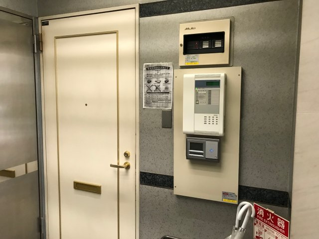 川尻ビルの玄関