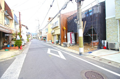 【前面道路含む現地写真】 | 山科区西野大鳥井町　新築戸建 | 前道の幅員は5.8ｍあるので駐車も安心です。運転が苦手な方でも車の出し入れはラクラクです！