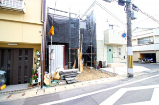 【外観】 | 《現地》を一度ご覧になられませんか？暮らしやすい周辺環境も含め、スタッフがご案内いたします。お家探しの第一歩としてでも大丈夫です(^^)/お気軽にお問い合わせ下さいね♪
