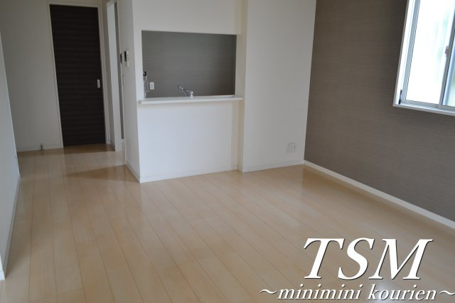 ブルーオニオンの居間・リビング|人気のカウンターキッチンのあるリビング