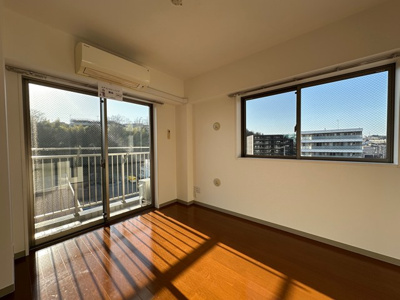 【洋室】 | 新百合鈴木ビル | 南西向き洋室6帖☆バルコニーに繋がる角部屋二面採光のお部屋です♪エアコン付きで1年中快適に過ごせますね☆オシャレなアクセントクロスが魅力的なお部屋です☆