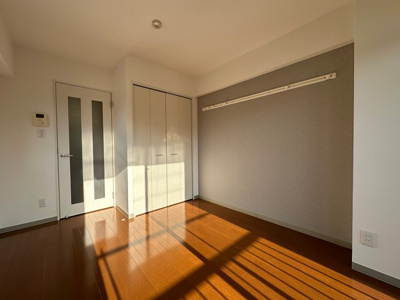 【寝室】 | 新百合鈴木ビル | 南西向き洋室6帖☆クローゼットがあります♪お洋服の多い方もお部屋が片付いて快適に過ごせますね☆壁にはピクチャーレールがあり、絵や写真が飾れます☆ハンガー掛けとしても便利！