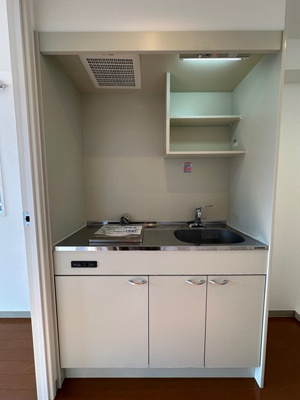 【キッチン】 | 新百合鈴木ビル | 1.8帖のキッチンスペースです♪場所を取るお鍋やお皿もすっきり収納できてお料理がはかどりますね☆