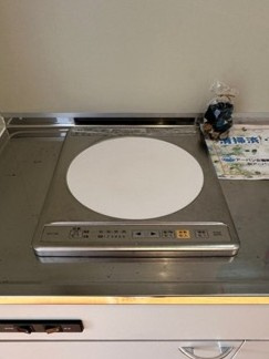 【キッチン】 | 新百合鈴木ビル | キッチンは1口IHクッキングヒーターです♪IHは火を使わないので安心なうえ、お掃除もラクラク♪