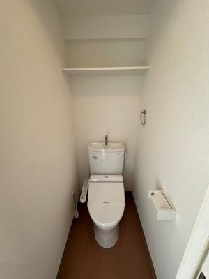 【トイレ】 | 新百合鈴木ビル | トイレは温水洗浄便座付き♪人気のバストイレ別です♪上部にはトイレットペーパーなどの小物を置ける棚付き♪横にはタオルを掛けられるハンガーもあります☆