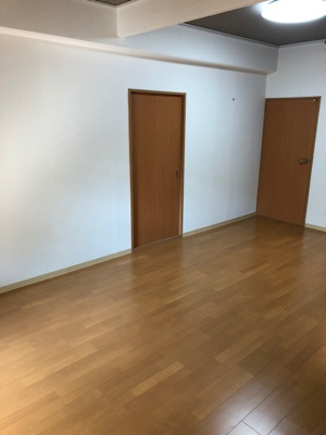 【居間・リビング】 | 甲南シティハイム兵庫 | ゆったり過ごせるリビングです