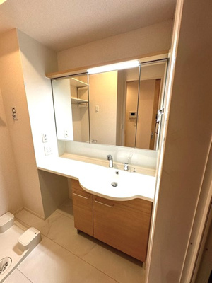 【洗面所】 | シャンペトル | 角度の変えられる3面鏡付きの洗髪洗面化粧台です♪朝のバタバタに大活躍！お化粧する時にも便利☆