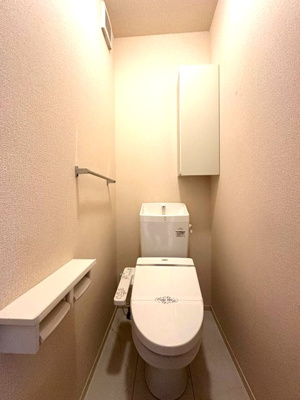 【トイレ】 | シャンペトル | トイレは温水洗浄便座付き♪人気のバストイレ別です☆小物を置ける便利な棚やタオルハンガーも付いています！