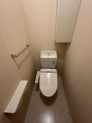 【トイレ】 | シャンペトル | トイレは温水洗浄便座付き♪人気のバストイレ別です☆小物を置ける便利な棚やタオルハンガーも付いています！