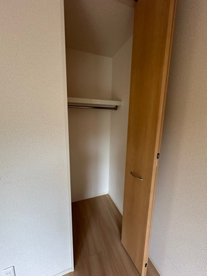 【収納】 | シャンペトル | 南西向き洋室6帖のお部屋にあるクローゼットです！大切なお洋服もしわにならないようにハンガーがけができます☆
