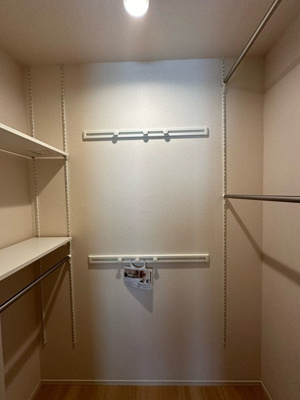 【収納】 | シャンペトル | 洋室のお部屋それぞれにワンステップクローゼットが付いています◎収納したい物のサイズに合わせて棚板などを自由に動かせます☆