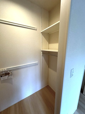 【収納】 | シャンペトル | 洋室のお部屋それぞれにワンステップクローゼットが付いています◎収納したい物のサイズに合わせて棚板などを自由に動かせます☆