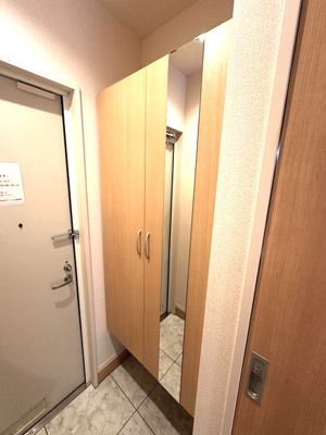 【玄関】 | シャンペトル | シューズボックス付きで玄関すっきり片付きます！扉には全身ミラー付きでお出かけの時の身だしなみ確認もばっちり☆