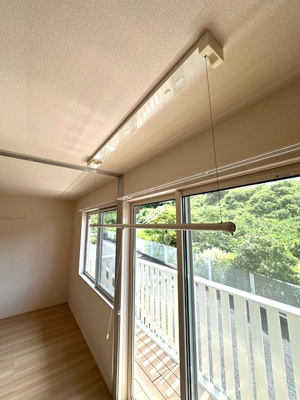 【設備】 | シャンペトル | リビングダイニングキッチンにある室内物干しです！雨の日やお出掛け時の室内干しにとても便利☆花粉や梅雨の時期に重宝しますね♪