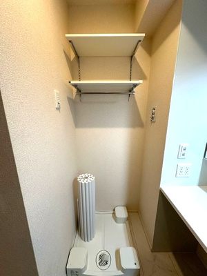 【設備】 | シャンペトル | 洗面所内、洗髪洗面化粧台横にある室内洗濯機置き場です♪防水パンが付いているので万が一の漏水にも安心です！上部には便利な収納棚付き♪